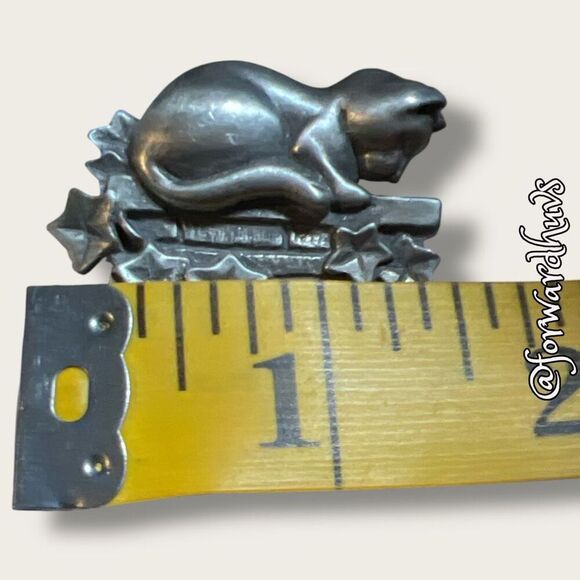 1990s LCD Pewter Cat Pin with Dangling Charms – Signed Lindsay Claire Designs - Picture 4 of 8